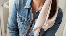 Apaszka na wielkie wyjście i na co dzień – sprawdź, jak ją nosić!