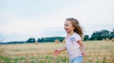 Kolczyki dla dziewczynki ze złota lub srebra – pomysł na idealny prezent dla dziewczynek?