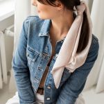 Apaszka na wielkie wyjście i na co dzień – sprawdź, jak ją nosić!